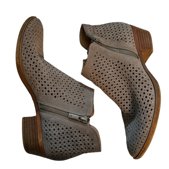 Lucky Brand Grey suede Basel laser cut pattern almond front ankle boots Sz 7 1/2 - Picture 2 of 7